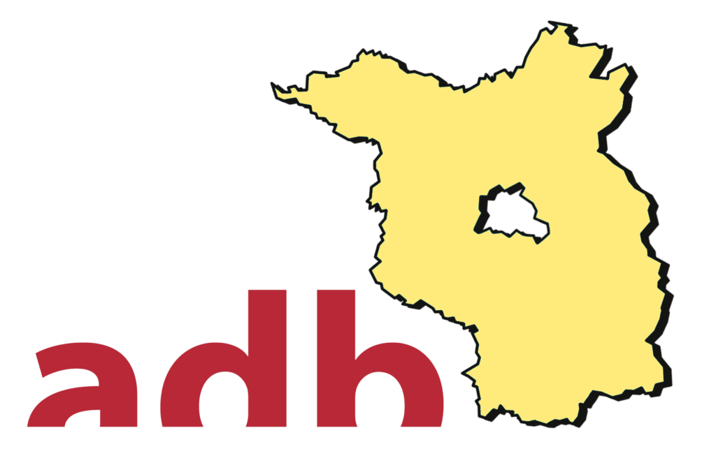 Die Grafik über uns zeigt die Landkarte von Brandenburg und das Logo der ADB